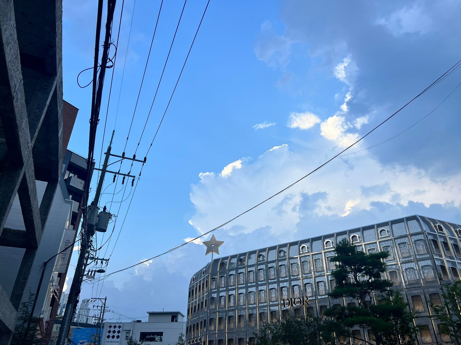 디올 성수 인근 — 글로벌 럭셔리가 선택한 성수 리테일 현장