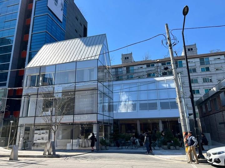 쿠에른 빌리지 성수 — 한국 프리미엄 가죽 신발 플래그십